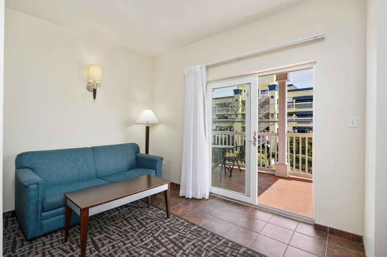 Deluxe One-Bedroom Suite Pet-Friendly