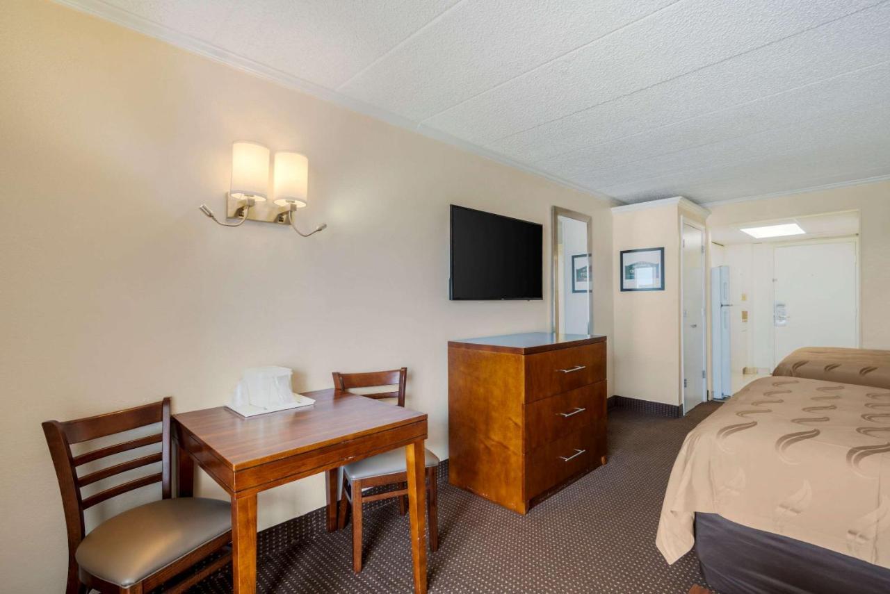 Efficiency Queen Room Two Queen Beds Non-Smoking
