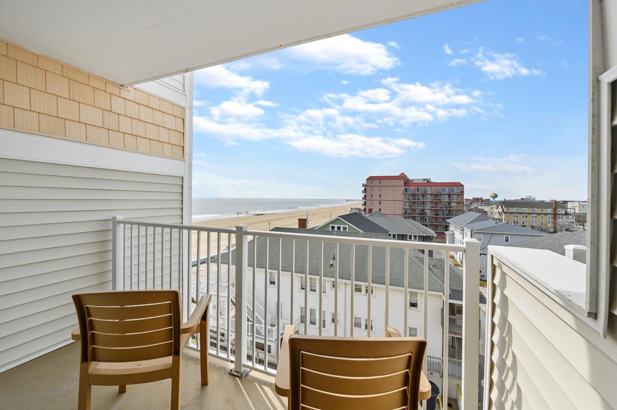 Side Ocean View Balcony 2 Double Beds Kitchenette