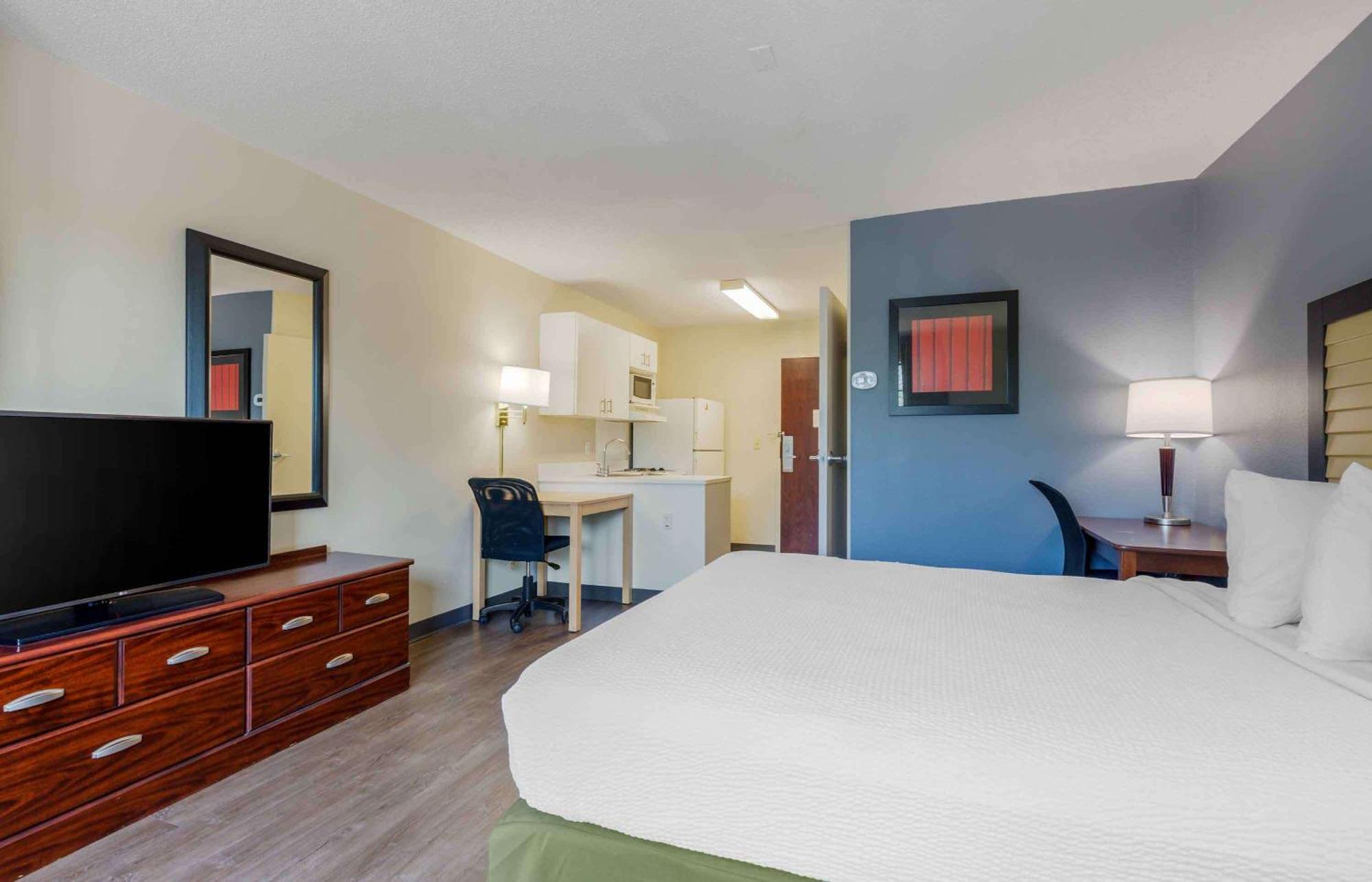 1 Queen Bed | Non-Smoking Kitchen