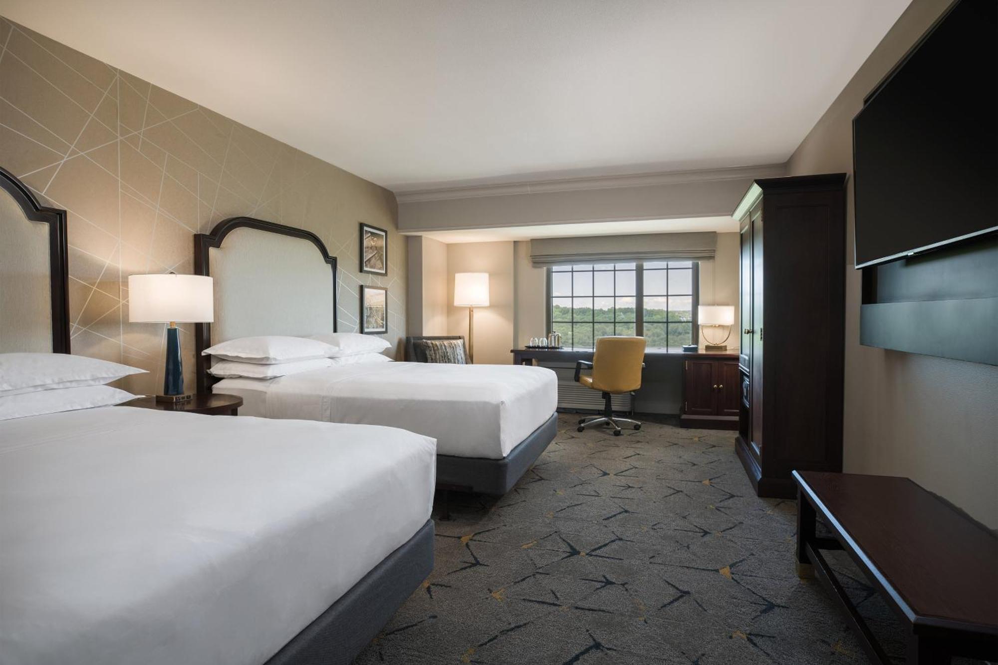 Club level Guest room 2 Queen Garden view High floor