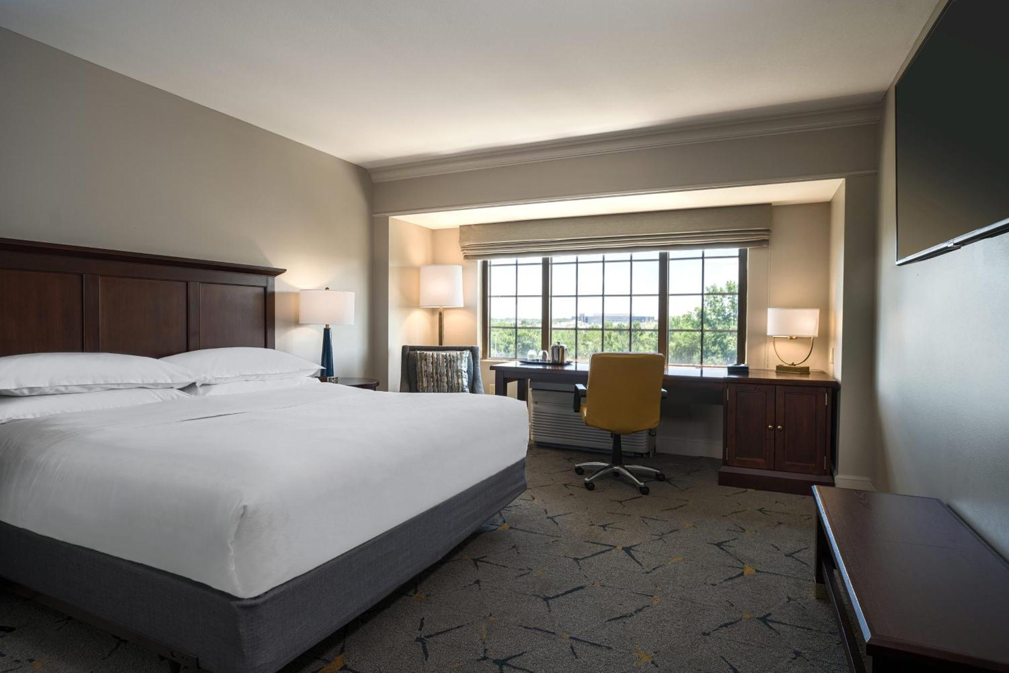Club level Guest room 1 King Garden view High floor