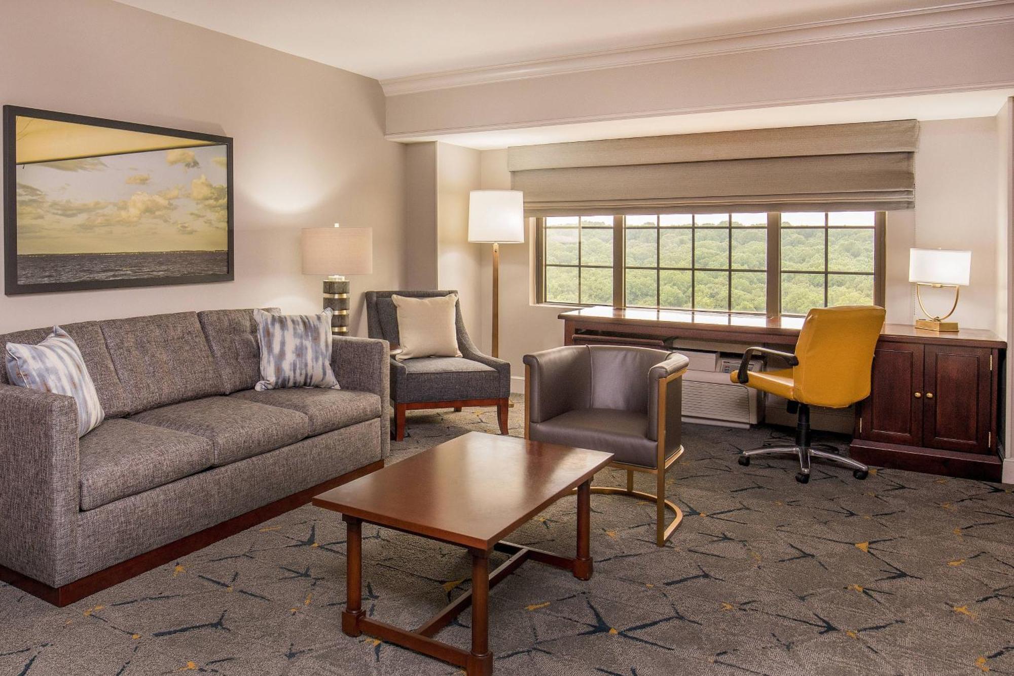 Club level Executive Suite 1 King Alternate bed sofa bed