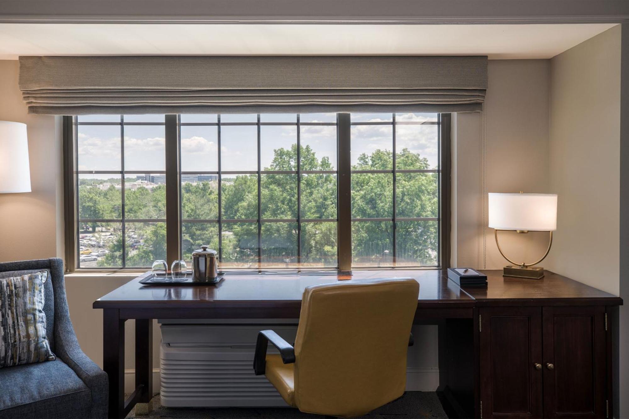 Club level Guest room 1 King Garden view High floor