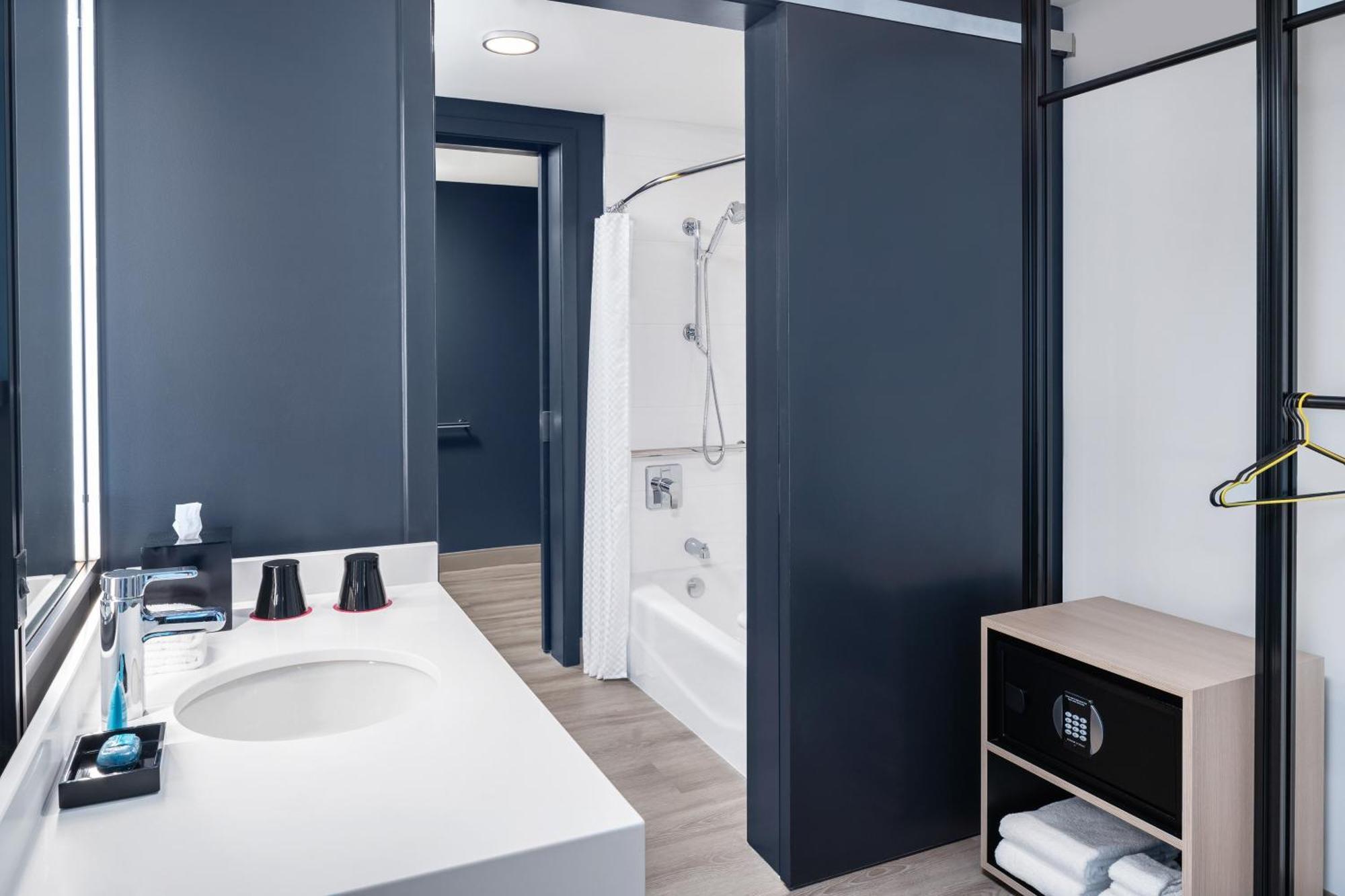 King Room Bathtub Mobility Access or Hearing Accessible