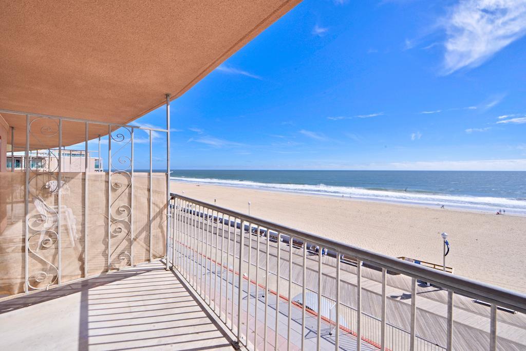 Direct Ocean Front Two Queen beds Non Smoking