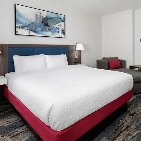 Hampton Inn & Suites Baltimore Inner Harbor-2